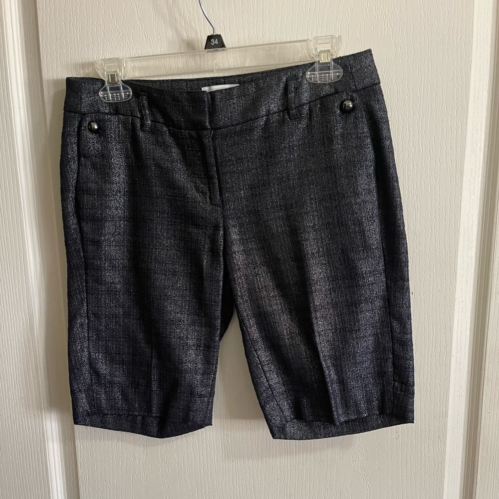 Ann Taylor Loft Marisa short with cute button pockets and has silver tone sz2